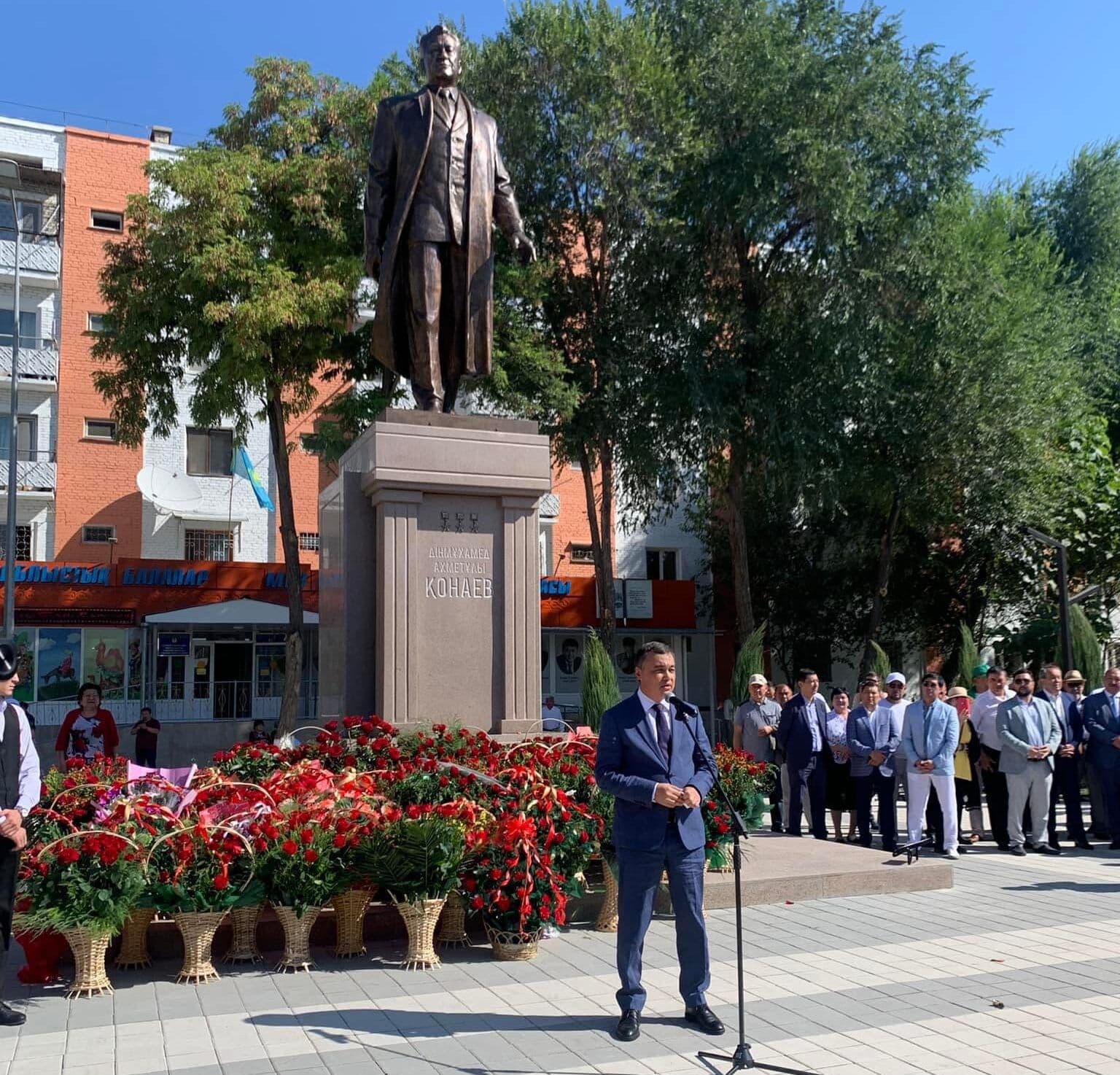 Памятник Динмухамеду Кунаеву, Тараз